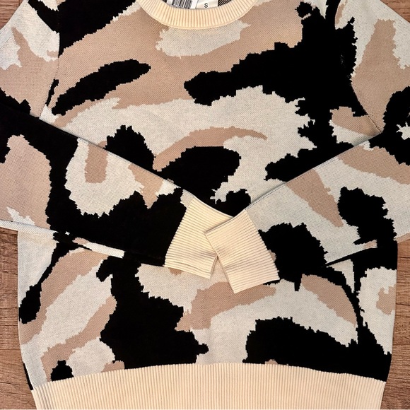 NWT Honore Apparel Camo Crewneck Sweater Size Small - Picture 3 of 4